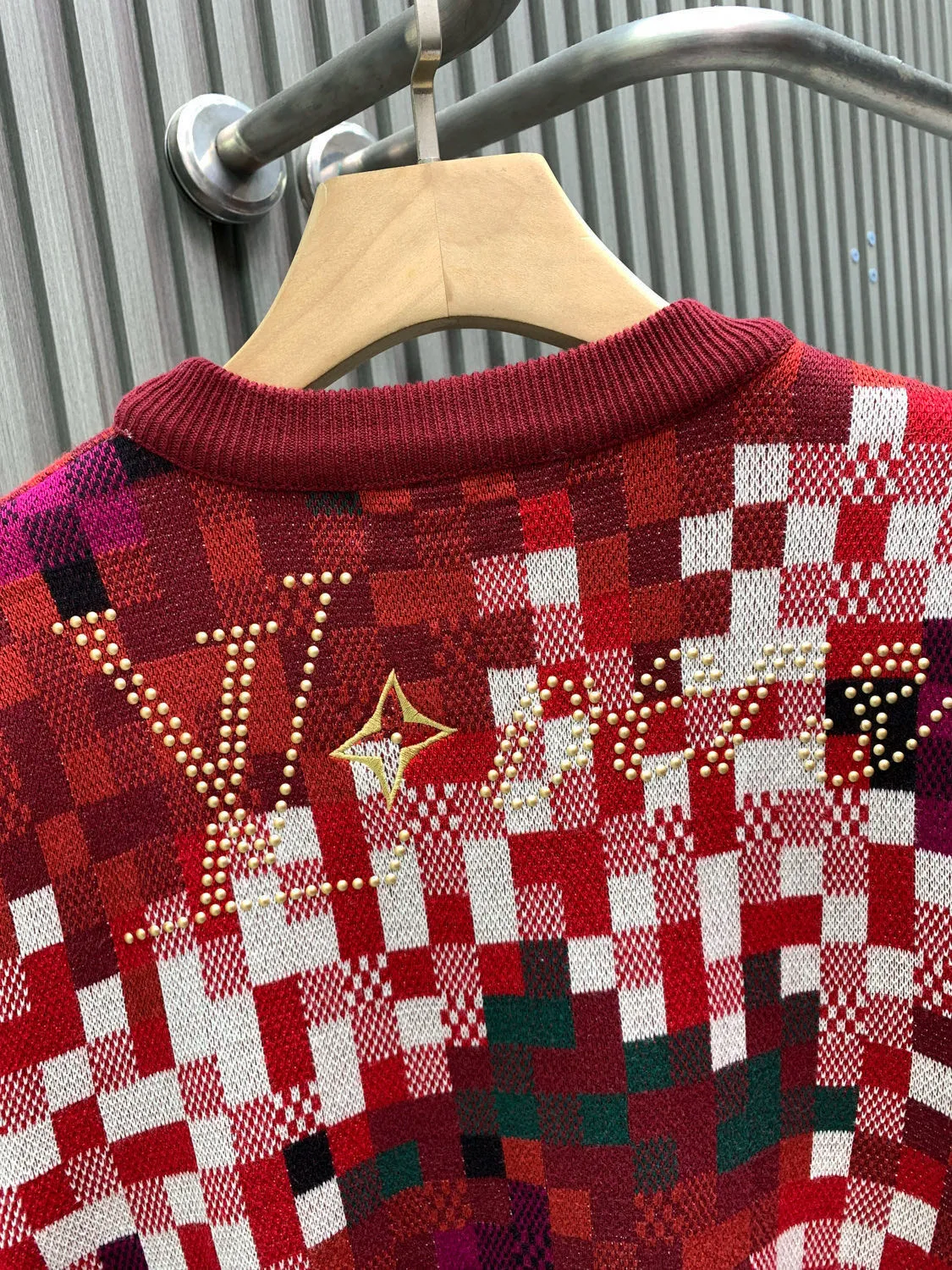 🅿️440 🀄️ Louis Vuitton Louis Vuitton 26* New Year's classic hot style camouflage mosaic knitted sweater. Made of the same original heavyweight pure cotton material. Double-strand threads for 8 colors. Each color needs to be dyed in a separate vat. Weaving requires an imported Stoll 16-needle machine. 8-color jacquard is very time-consuming. It is necessary to ensure that each size is consistent. The embroidery needs to be positioned on the back of the front chest of the ready-made garment. The embroidery is a three-dimensional embroidery with imported foam in the middle pad. After the back is embroidered, the tiles need to be aligned and ironed. The ironed tiles are custom-made brushed metal tiles that must be sized to ensure that they are washed and shaped later. The embroidery uses Behringer embroidery technology to restore consistent details. It is customized and dyed without any color difference. The ingenious craftsmanship is perfectly restored. Three standards are complete. Customized accessories.